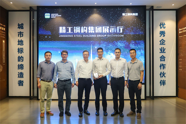 滕锦光校长颁授徽章合影.jpg
